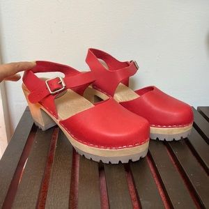 MIA red Clogs 39